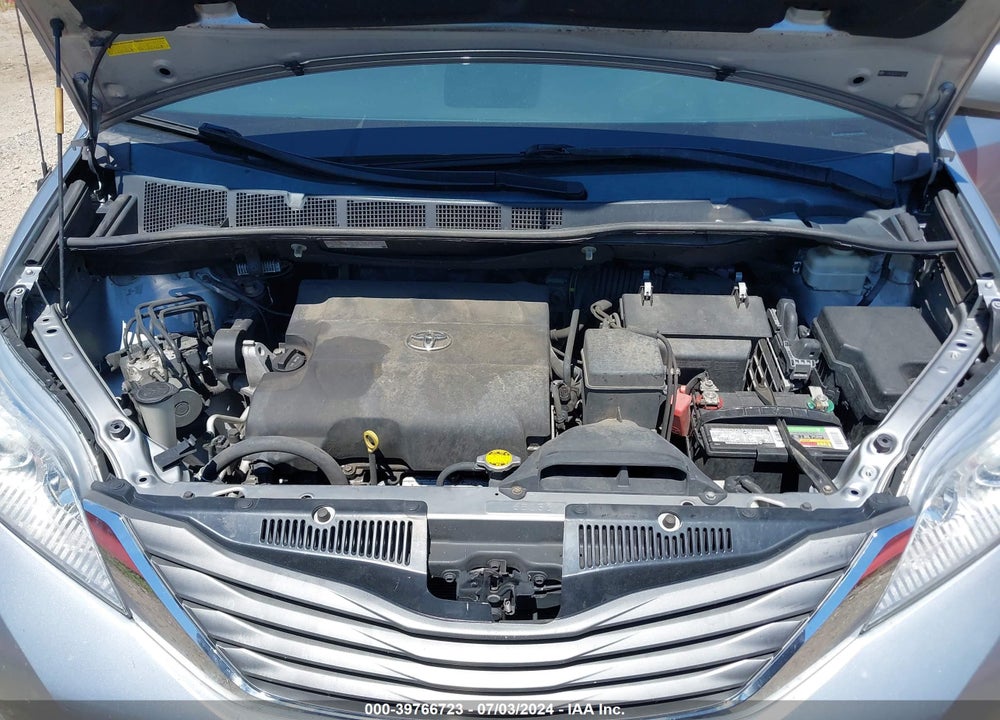 2014 TOYOTA SIENNA XLE V6 8 PASSENGER VIN: 5TDYK3DC9ES471538