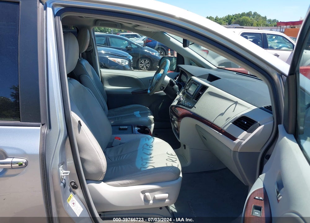 2014 TOYOTA SIENNA XLE V6 8 PASSENGER VIN: 5TDYK3DC9ES471538