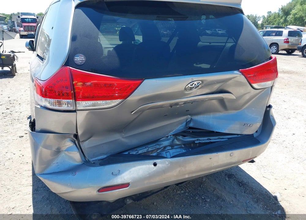 2014 TOYOTA SIENNA XLE V6 8 PASSENGER VIN: 5TDYK3DC9ES471538