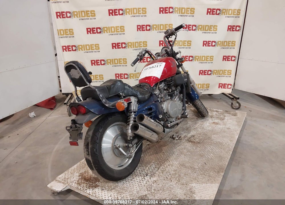 1987 HONDA VF700 C VIN: 1HFRC2105HA305949