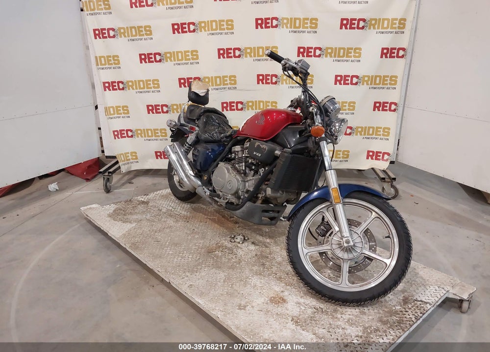 1987 HONDA VF700 C VIN: 1HFRC2105HA305949