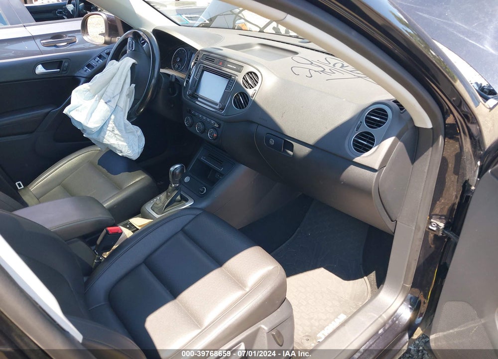 2017 VOLKSWAGEN TIGUAN VIN: WVGSV7AX2HK007946