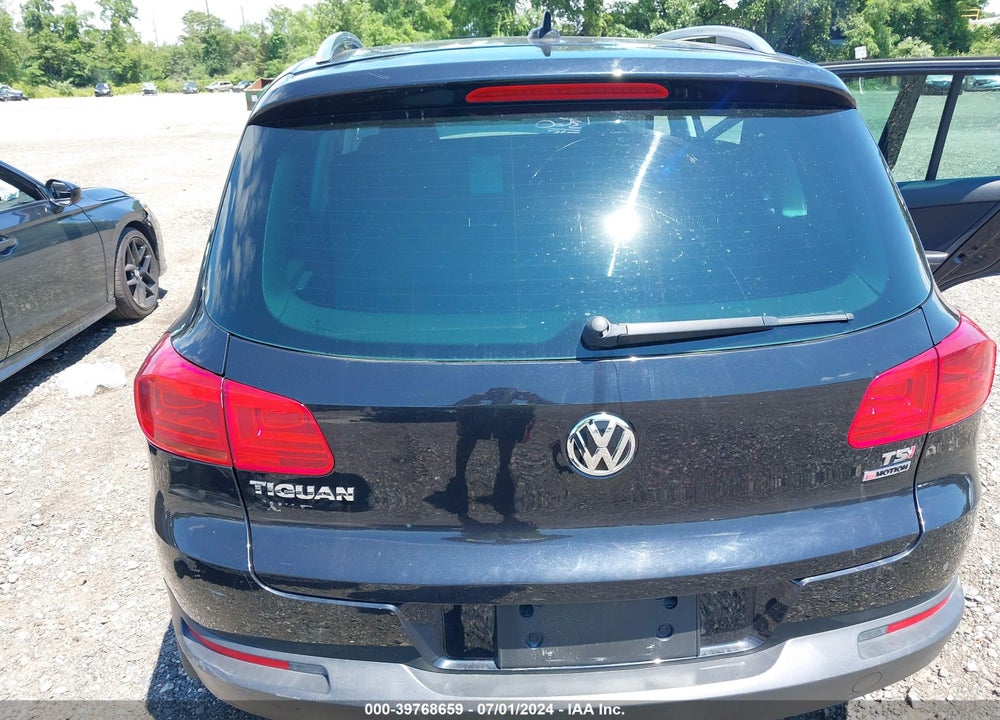 2017 VOLKSWAGEN TIGUAN VIN: WVGSV7AX2HK007946