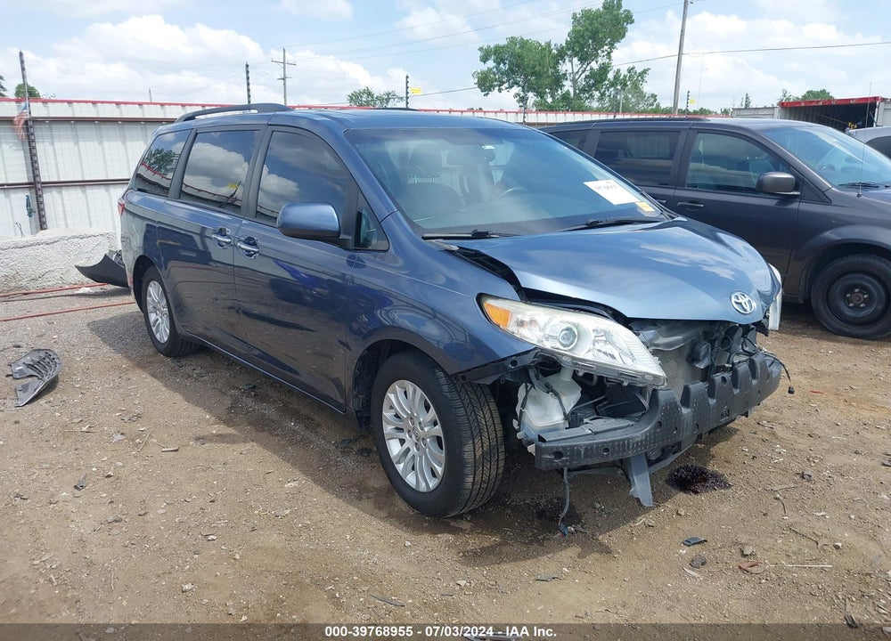 2015 TOYOTA SIENNA XLE 8 PASSENGER VIN: 5TDYK3DC2FS678645