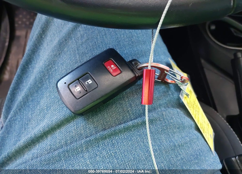 2018 TOYOTA RAV4 XLE VIN: 2T3RFREVXJW767236