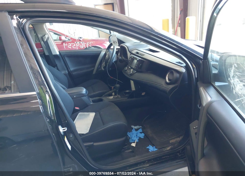 2018 TOYOTA RAV4 XLE VIN: 2T3RFREVXJW767236