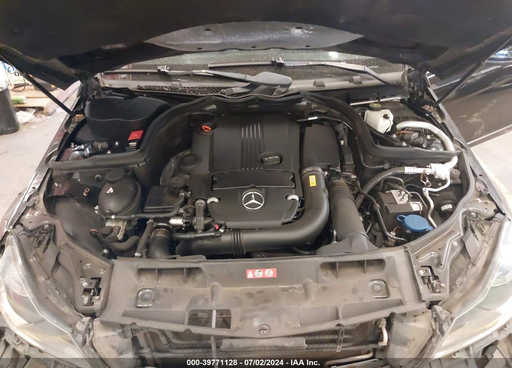 2012 MERCEDES-BENZ C 250 LUXURY/SPORT VIN: WDDGF4HB1CR195266