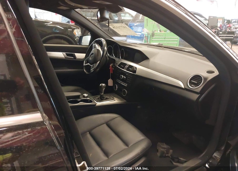 2012 MERCEDES-BENZ C 250 LUXURY/SPORT VIN: WDDGF4HB1CR195266