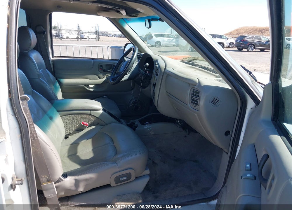 2000 CHEVROLET BLAZER LT VIN: 1GNCS13W0Y2293256