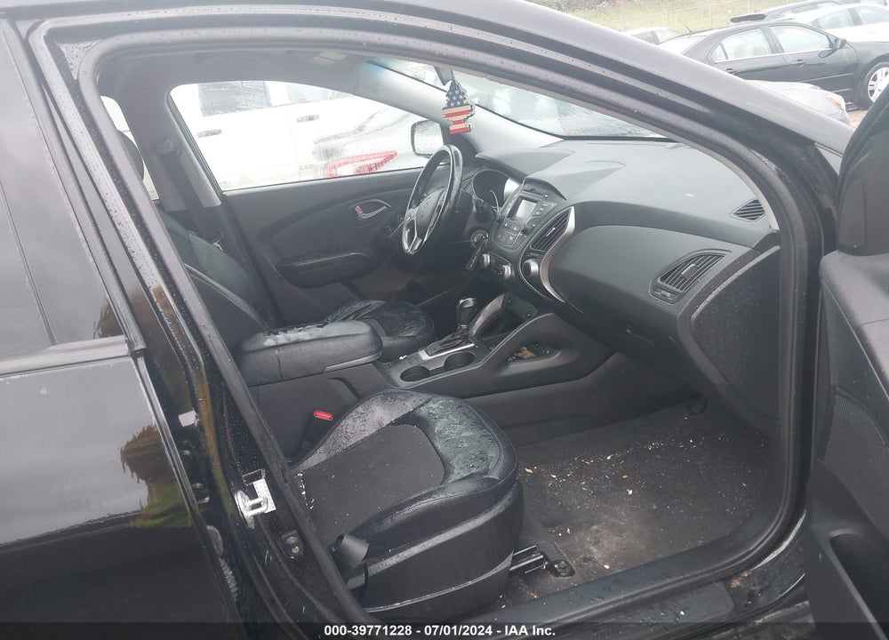 2015 HYUNDAI TUCSON SE VIN: KM8JU3AG7FU061400
