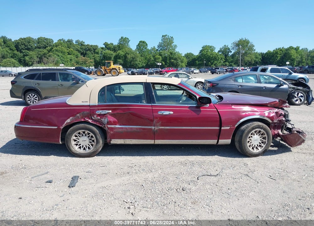 1998 LINCOLN TOWN CAR SIGNATURE VIN: 1LNFM82W3WY688242