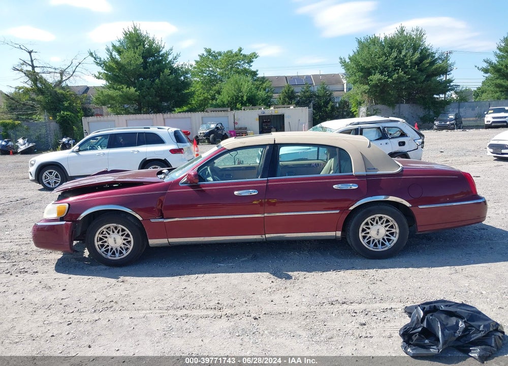 1998 LINCOLN TOWN CAR SIGNATURE VIN: 1LNFM82W3WY688242