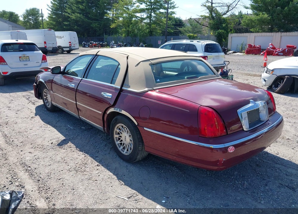 1998 LINCOLN TOWN CAR SIGNATURE VIN: 1LNFM82W3WY688242