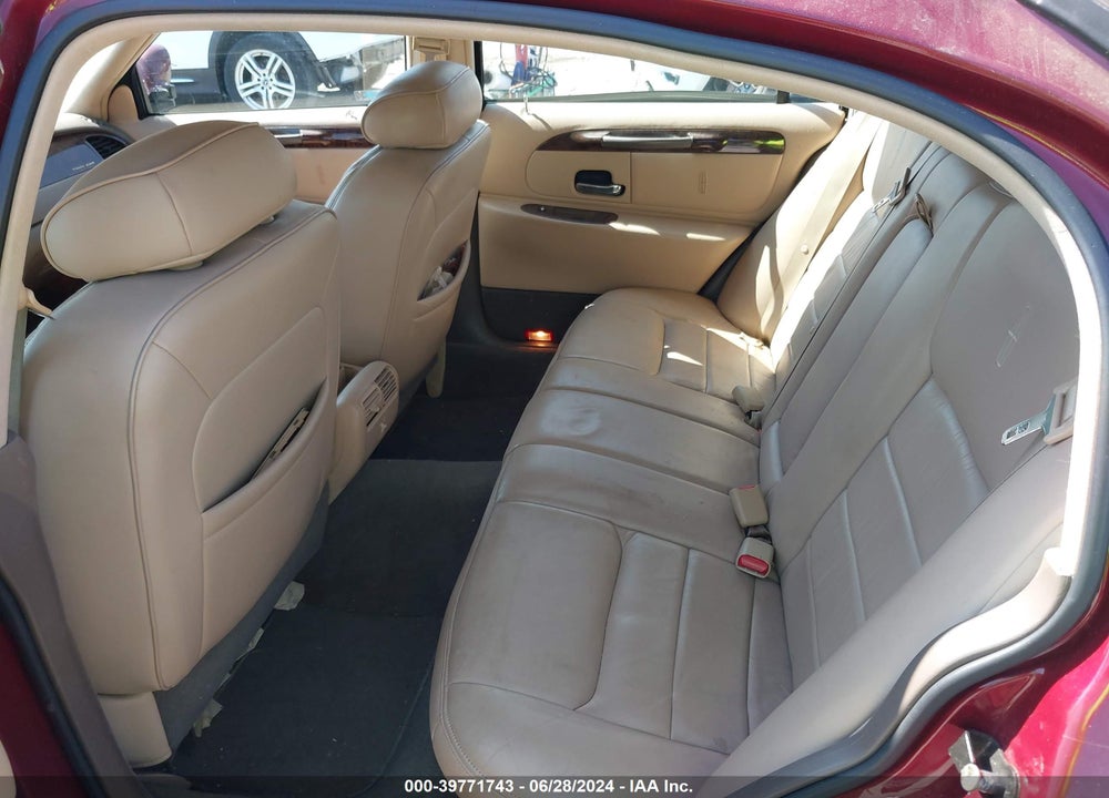 1998 LINCOLN TOWN CAR SIGNATURE VIN: 1LNFM82W3WY688242