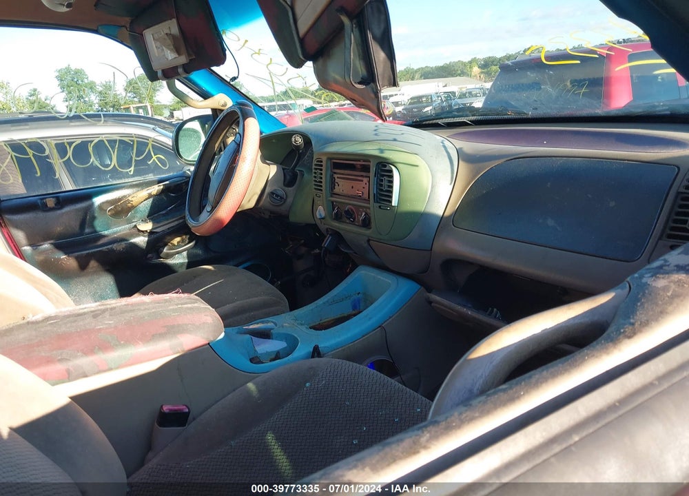 2000 FORD EXPEDITION XLT VIN: 1FMRU1664YLA30461