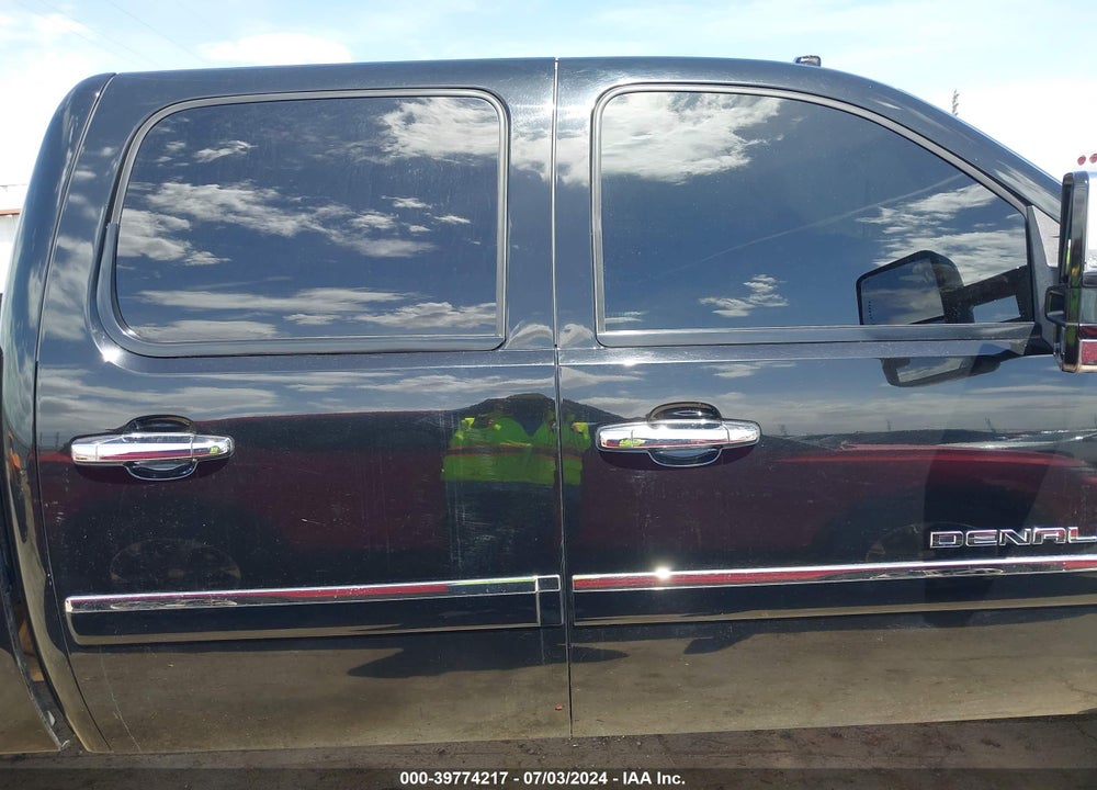 2014 GMC SIERRA 2500HD DENALI VIN: 1GT125E89EF157881