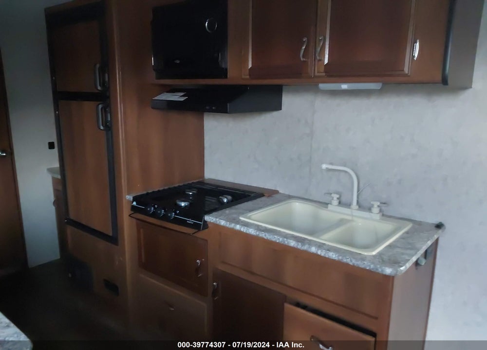 2017 AVENGER TRAVEL TRAILER VIN: 5ZT2AVRB9HB912812