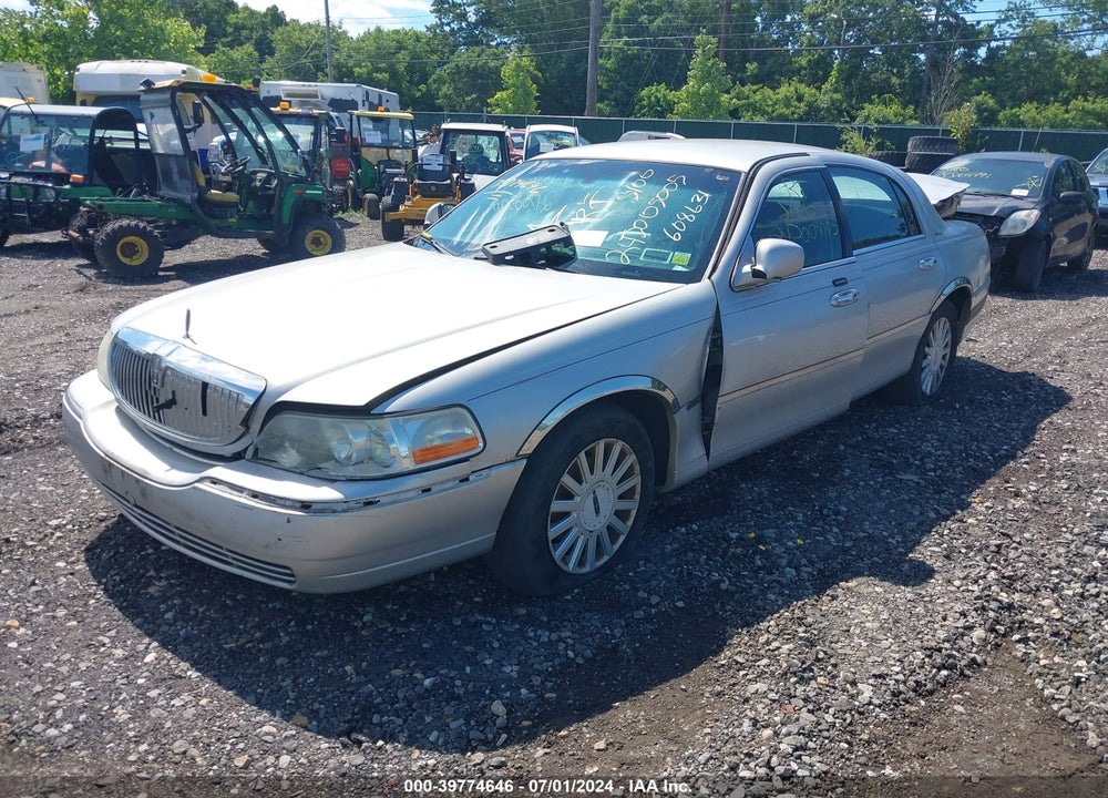 2005 LINCOLN TOWN CAR SIGNATURE VIN: 1LNHM81W95Y608631