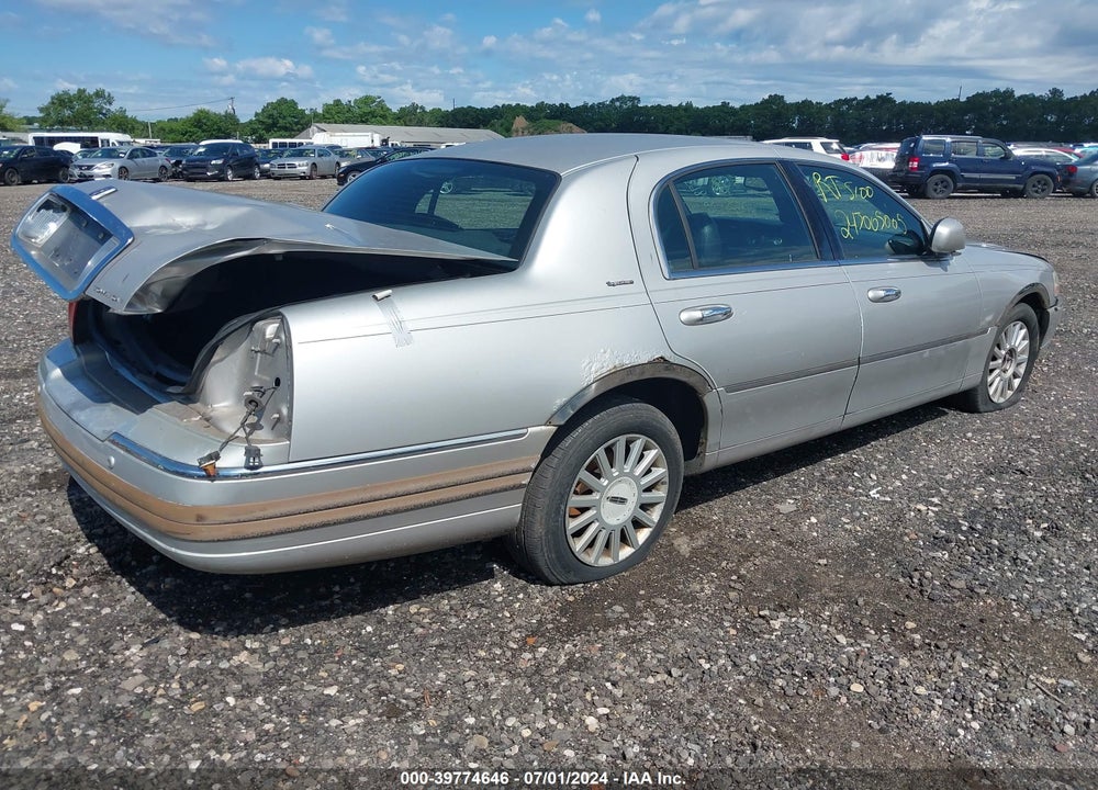 2005 LINCOLN TOWN CAR SIGNATURE VIN: 1LNHM81W95Y608631