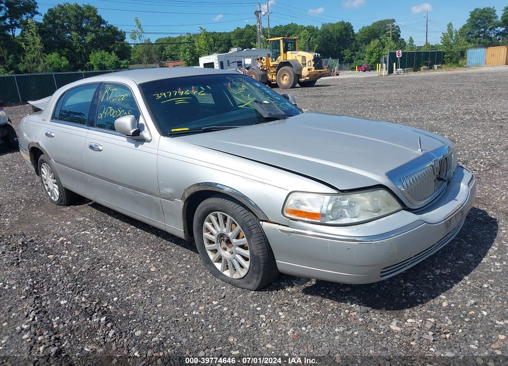 2005 LINCOLN TOWN CAR SIGNATURE VIN: 1LNHM81W95Y608631