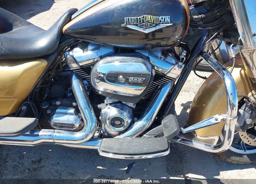 2017 HARLEY-DAVIDSON FLHR ROAD KING VIN: 1HD1FBC17HB638957