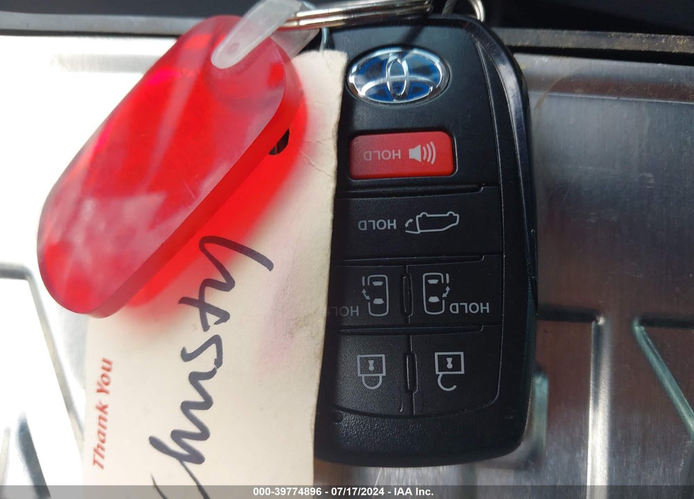 2022 TOYOTA SIENNA XLE VIN: 5TDYRKEC2NS134522