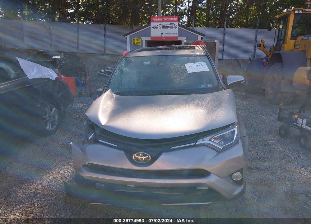 2018 TOYOTA RAV4 XLE VIN: 2T3RFREV1JW811933