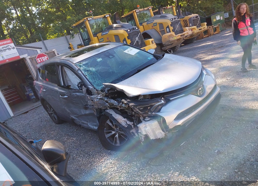2018 TOYOTA RAV4 XLE VIN: 2T3RFREV1JW811933