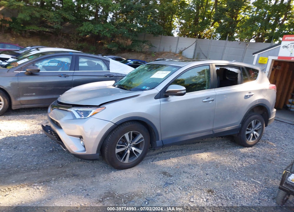 2018 TOYOTA RAV4 XLE VIN: 2T3RFREV1JW811933