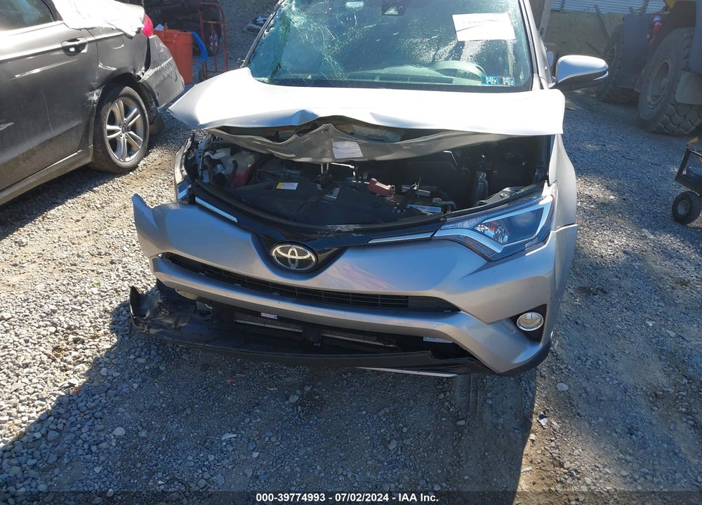 2018 TOYOTA RAV4 XLE VIN: 2T3RFREV1JW811933