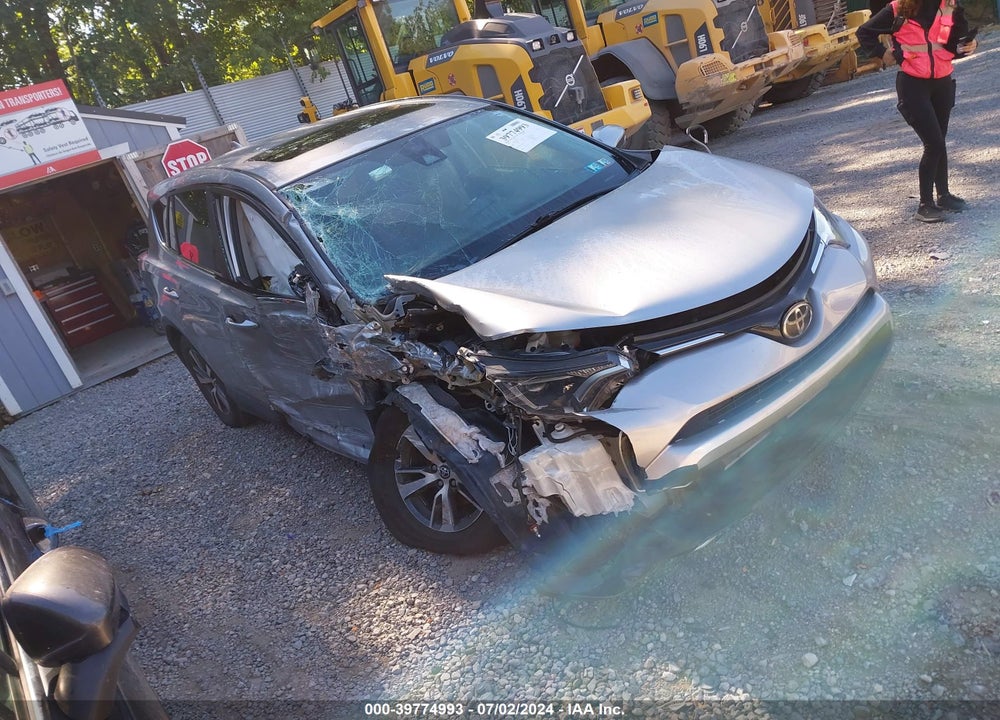 2018 TOYOTA RAV4 XLE VIN: 2T3RFREV1JW811933