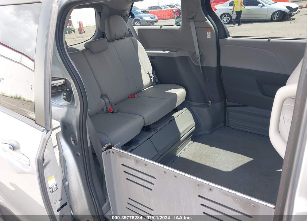 2016 TOYOTA SIENNA XLE PREMIUM 8 PASSENGER VIN: 5TDYK3DC2GS762580