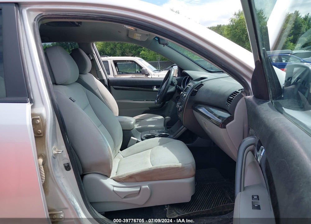 2011 KIA SORENTO LX V6 VIN: 5XYKTDA29BG176470