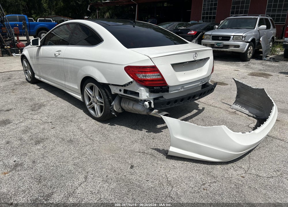 2015 MERCEDES-BENZ C CLASS VIN: WDDGJ4HB5FG386087