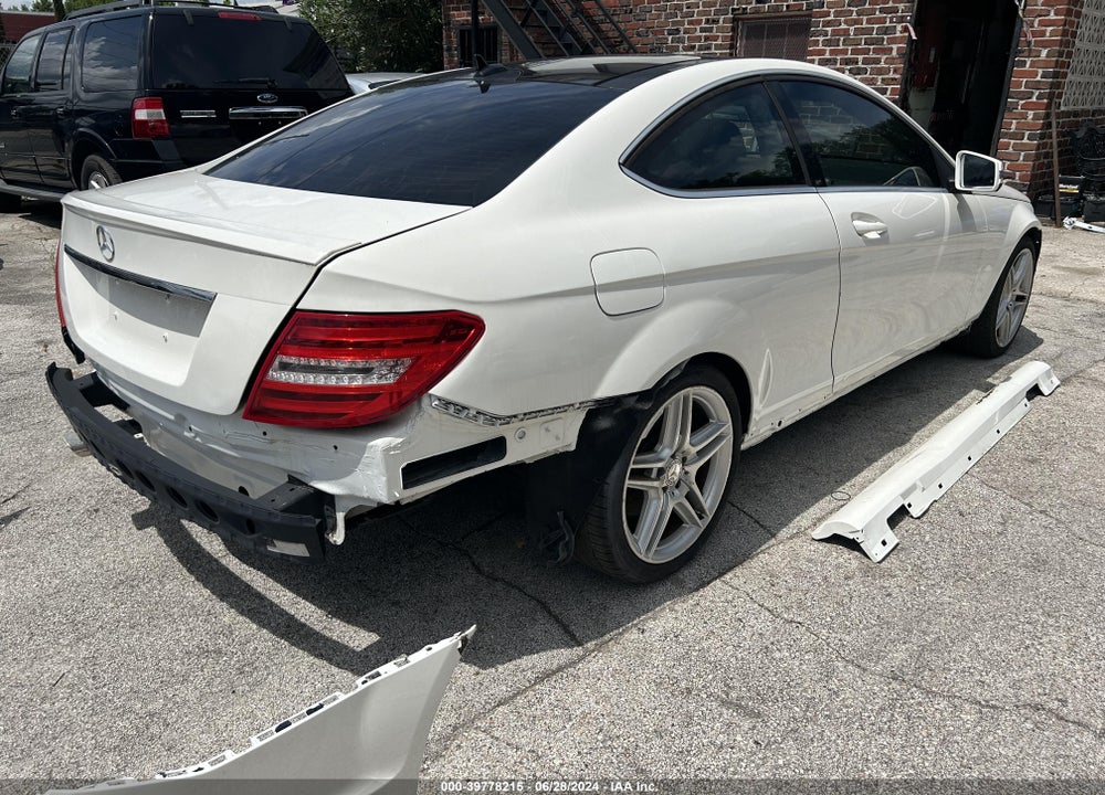 2015 MERCEDES-BENZ C CLASS VIN: WDDGJ4HB5FG386087