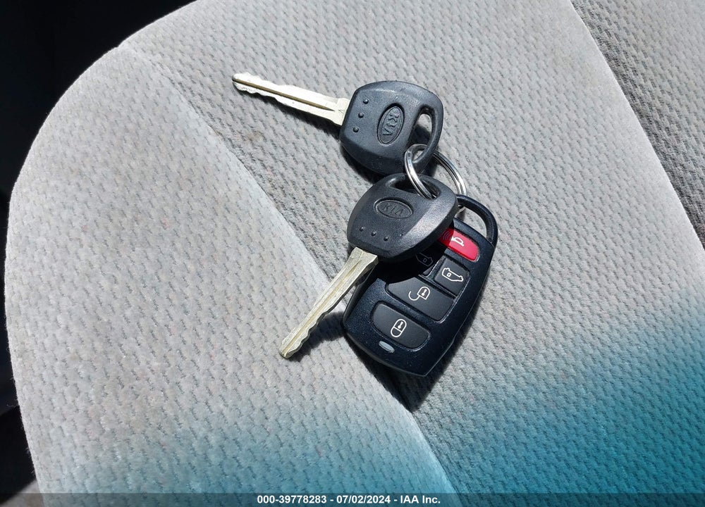 2006 KIA SEDONA EX/LX VIN: KNDMB233966033081