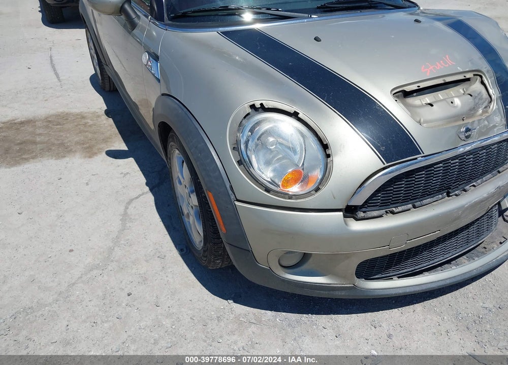 2009 MINI COOPER S VIN: WMWMF73509TW85352