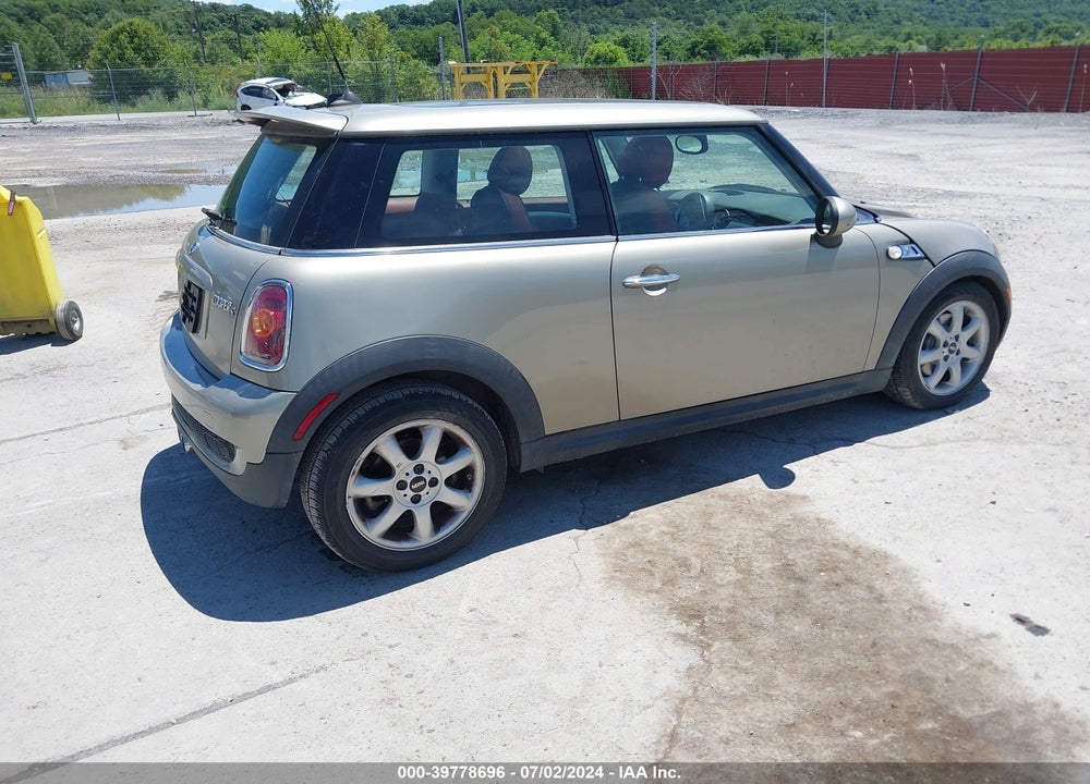 2009 MINI COOPER S VIN: WMWMF73509TW85352