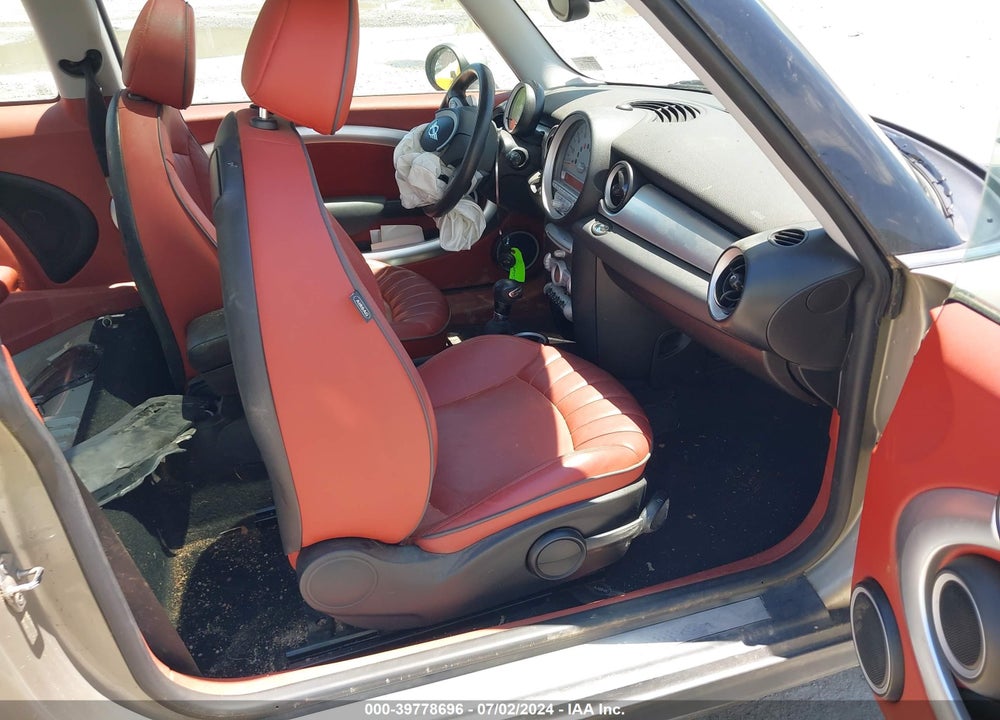 2009 MINI COOPER S VIN: WMWMF73509TW85352