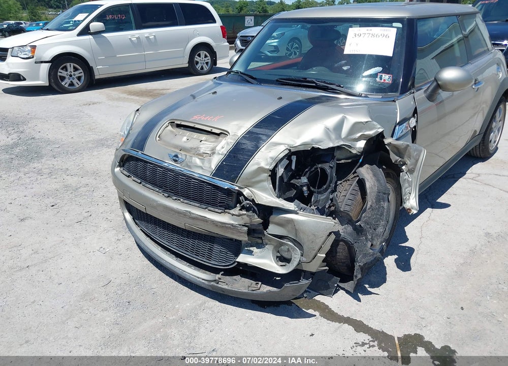 2009 MINI COOPER S VIN: WMWMF73509TW85352