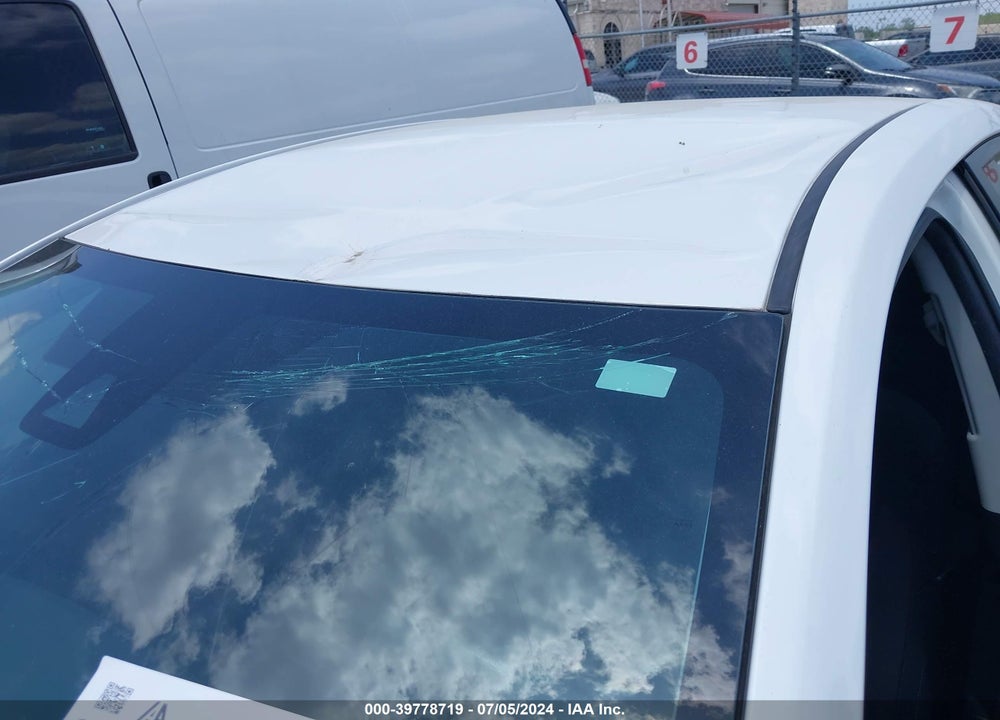 2018 TOYOTA COROLLA LE VIN: 5YFBURHE5JP745187