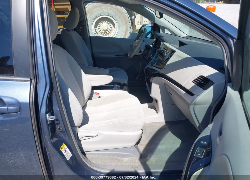 2014 TOYOTA SIENNA LE V6 8 PASSENGER VIN: 5TDKK3DC1ES519474
