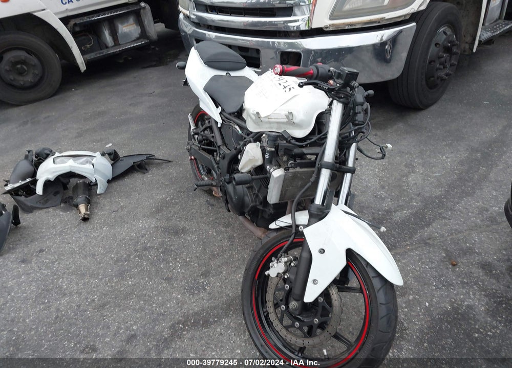 2011 KAWASAKI EX250 J VIN: JKAEXMJ16BDA88089