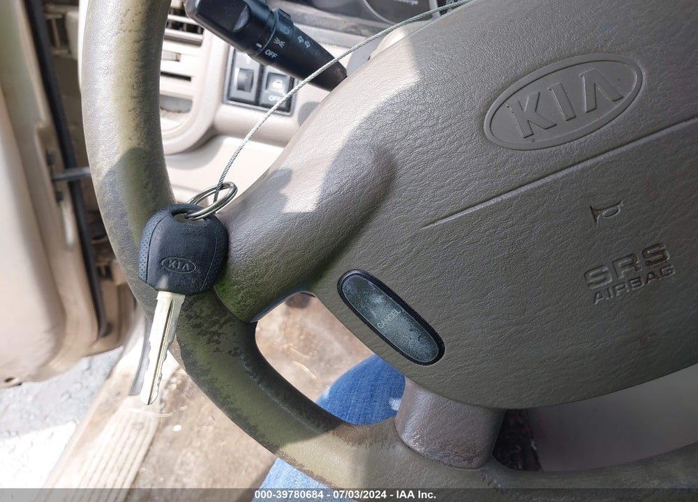 2005 KIA SEDONA EX/LX VIN: KNDUP132656724800