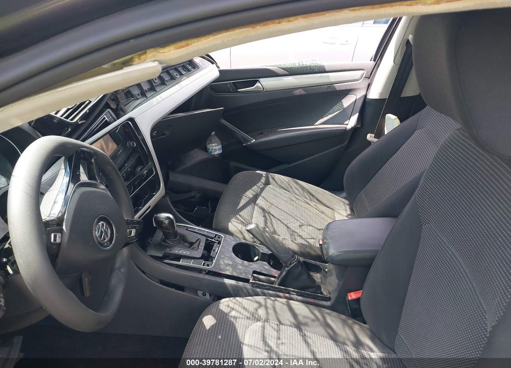 2017 VOLKSWAGEN PASSAT VIN: 1VWAT7A37HC019732