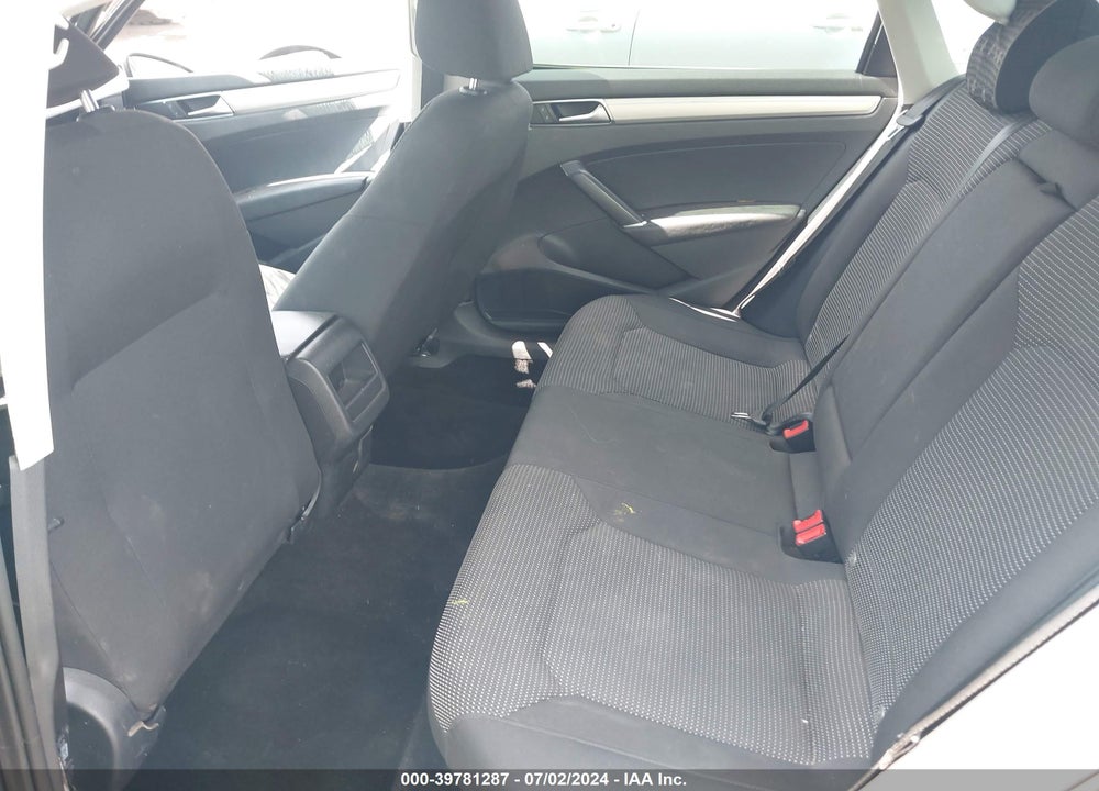 2017 VOLKSWAGEN PASSAT VIN: 1VWAT7A37HC019732