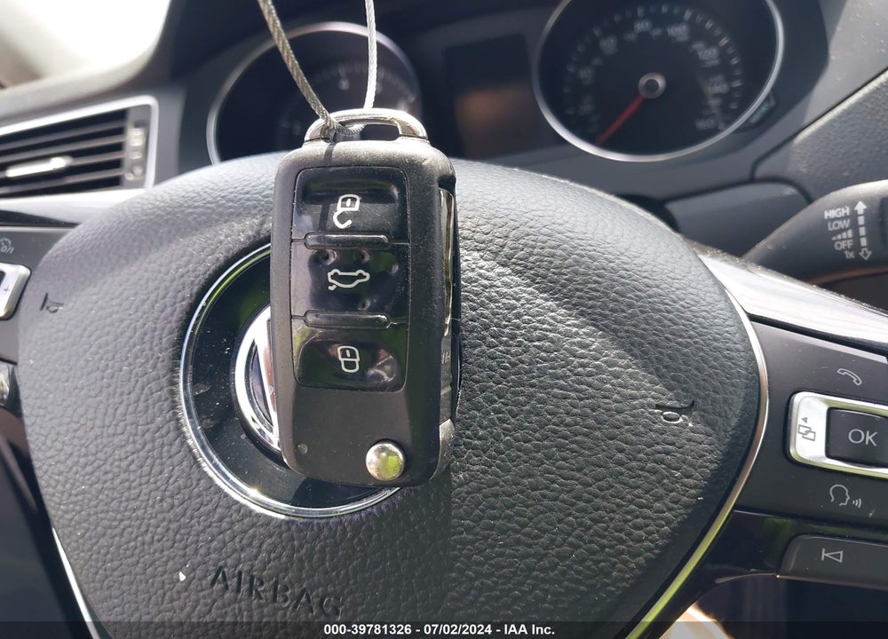 2015 VOLKSWAGEN JETTA 1.8T SE VIN: 3VWD17AJXFM284304
