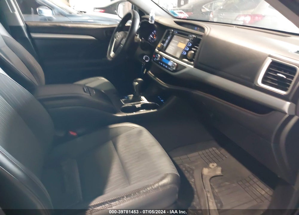2015 TOYOTA HIGHLANDER LE PLUS V6 VIN: 5TDBKRFH4FS204536