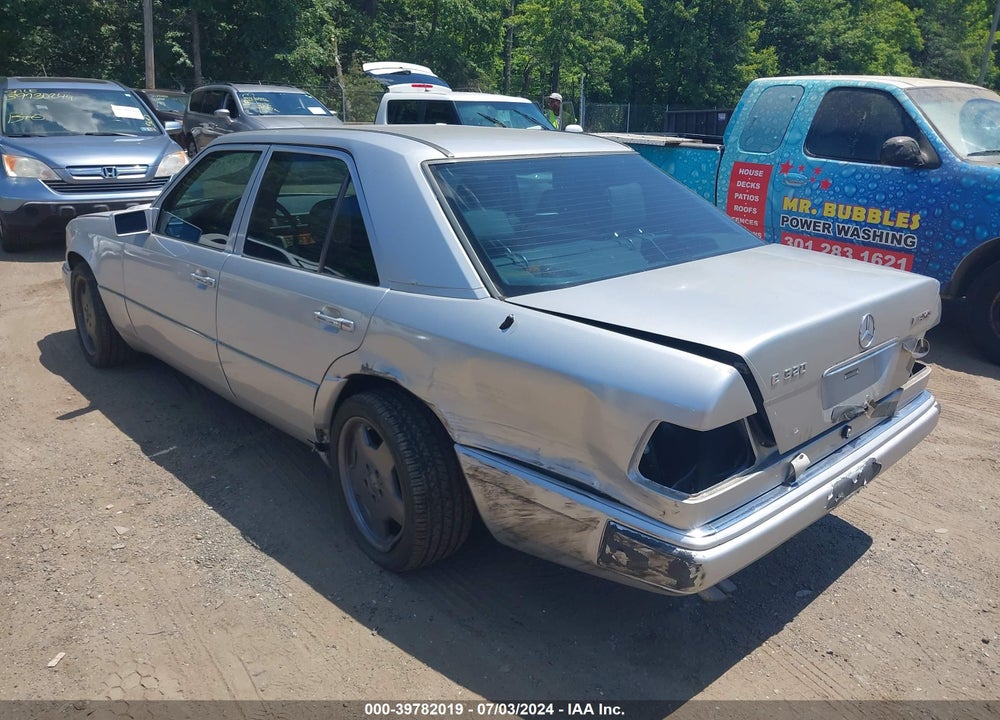 1995 MERCEDES-BENZ E 320 BASE/320 SPECIAL VIN: WDBEA32E8SC201013