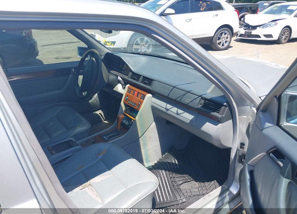 1995 MERCEDES-BENZ E 320 BASE/320 SPECIAL VIN: WDBEA32E8SC201013